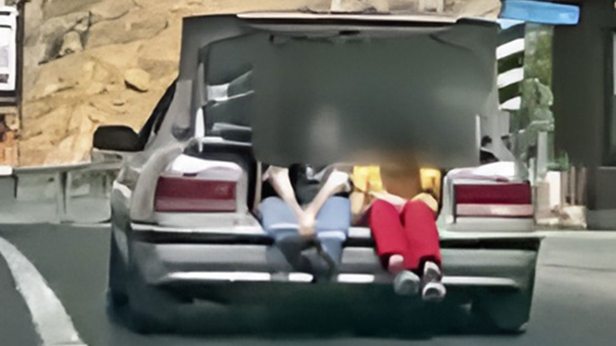 Korkunç olay: Bagajdan düşen üç yaşındaki çocuğa tır çarptı! Ailenin sorumsuzluğu 'Pes' dedirtti