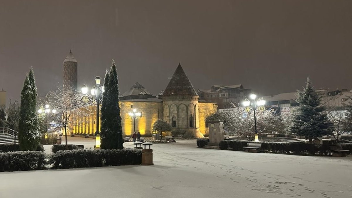 Erzurum'da kar yağışı etkili oldu: Kent merkezi beyaza büründü