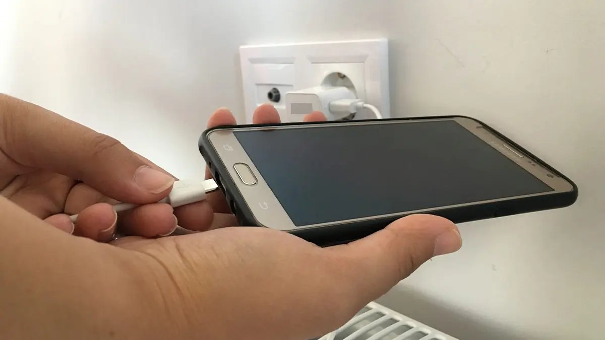 Kılıfla telefon şarj edenler dikkat! Uzmanlar uyardı: Daha yavaş şarj oluyor, ömrü daha hızlı bitiyor