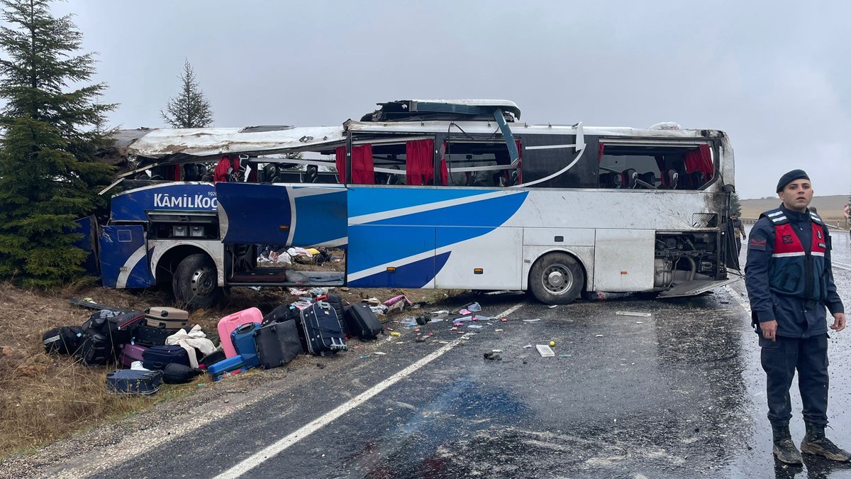 Eskişehir'de otobüs devrildi: 1 ölü, 30 yaralı