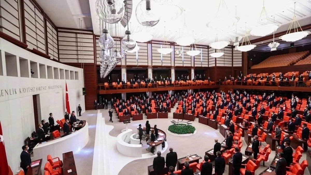 Ak Parti’den tartışmalı yasa teklifi: Belediye yetkileri bakanlığa devrediliyor