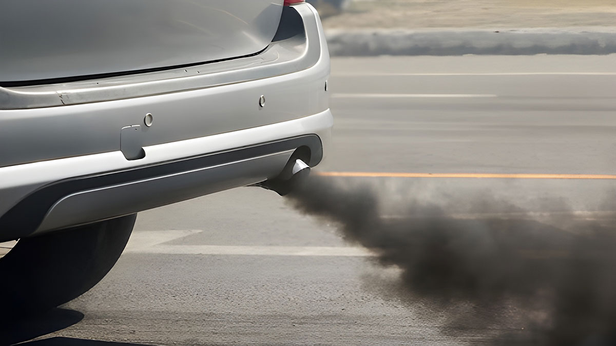 Aracın egzoz dumanı böyleyse derhal kenara çekip motoru kapatın! Ünlü tamirciden kritik tüyo
