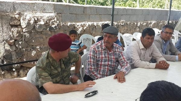 Korgeneral Aksakallı, koruma astsubayı şehit Ömer Halisdemir'in ailesini ziyaret etti
