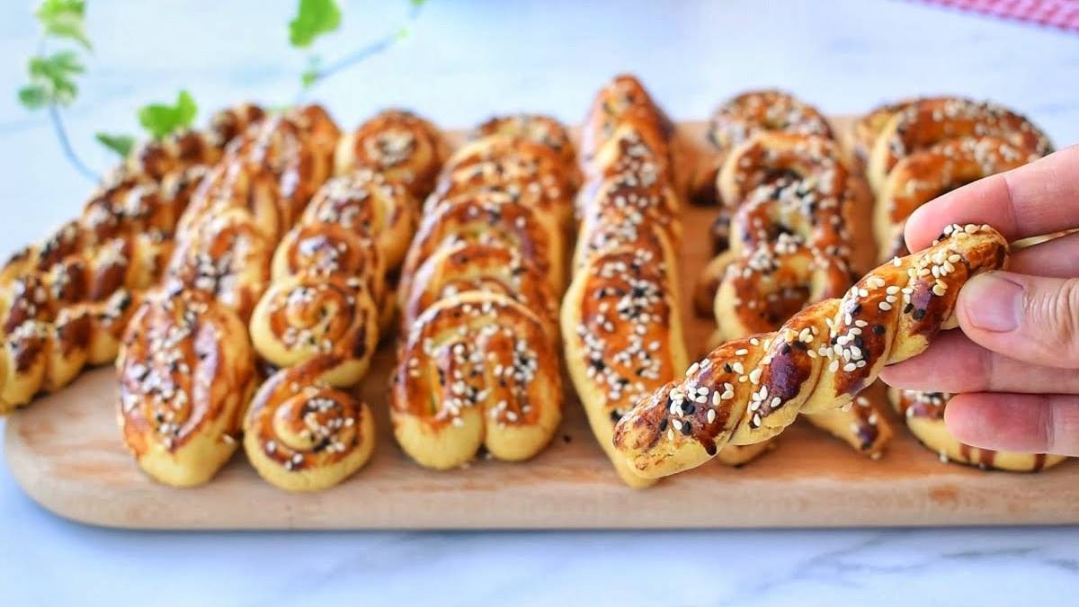 Pastanelerdekilerin bire bir aynısı! Kıyır kıyır oluyor, ağzınıza attığınız anda yağ gibi eriyor! Pastane usulü kurabiye tarifi