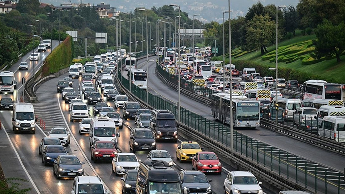 İstanbul'da bazı yollarda trafik yoğunluğu yaşanıyor