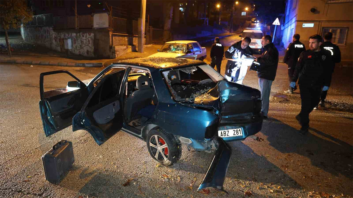 Yunus polislerine otomobil çarptı: 2 polis yaralı