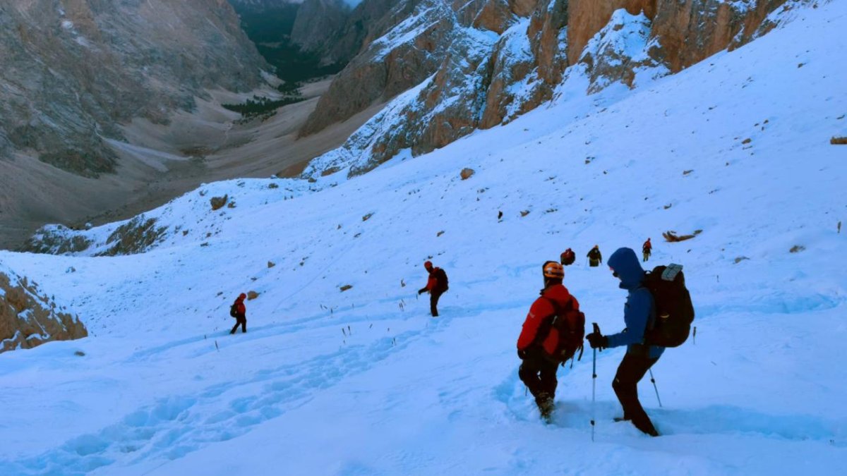 Aladağlar'da kaybolan Belarus uyruklu dağcı iki kız bulundu: Kamp çadırı sayesinde hayatta kaldıkları belirtildi