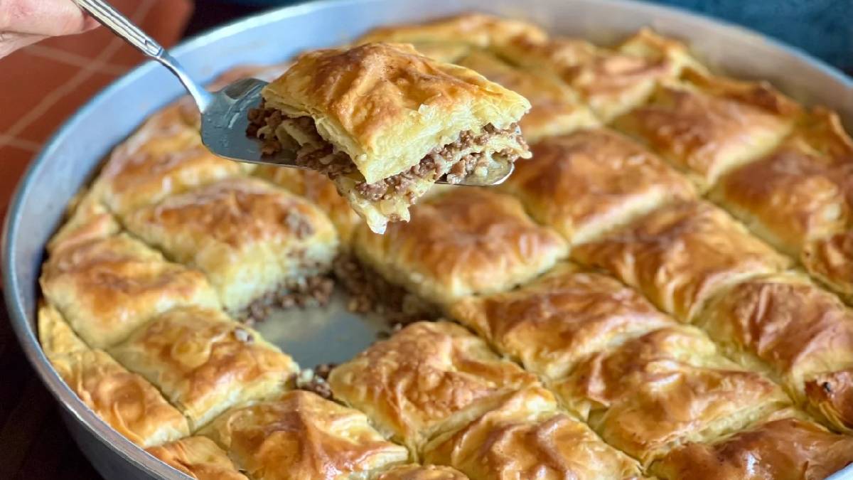Bayramlarda tepsi tepsi yapılıyor, dilim dilim gidiyor! Nar gibi kızarmış su böreğinin sırrı işin ustasından geldi
