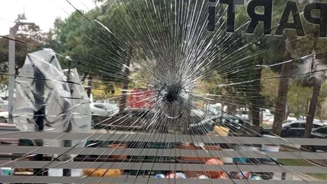 AK Parti ilçe binasına taşlı saldırı düzenleyen şahıs gözaltında