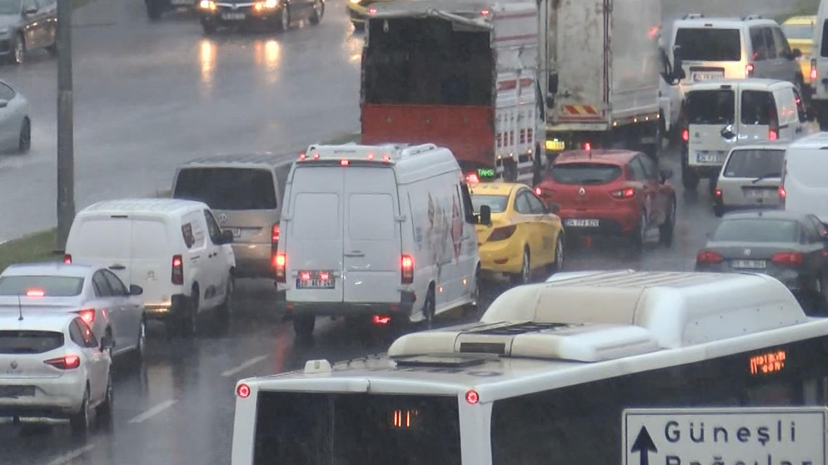 İstanbul'da kuvvetli yağış: Trafik yoğunluğu yüzde 80'e çıktı