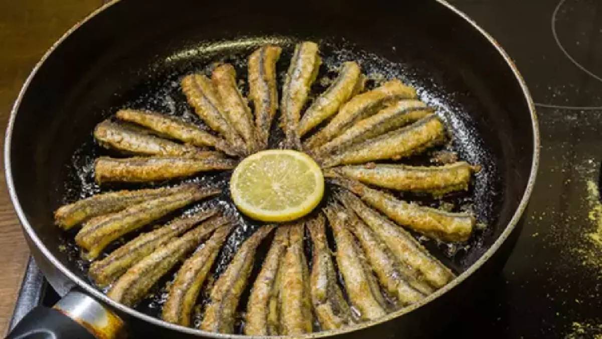 Ne kokusu olacak ne de yağ çekecek! Hamsi pişirmenin püf noktası buymuş… Her hafta evde balık pişecek