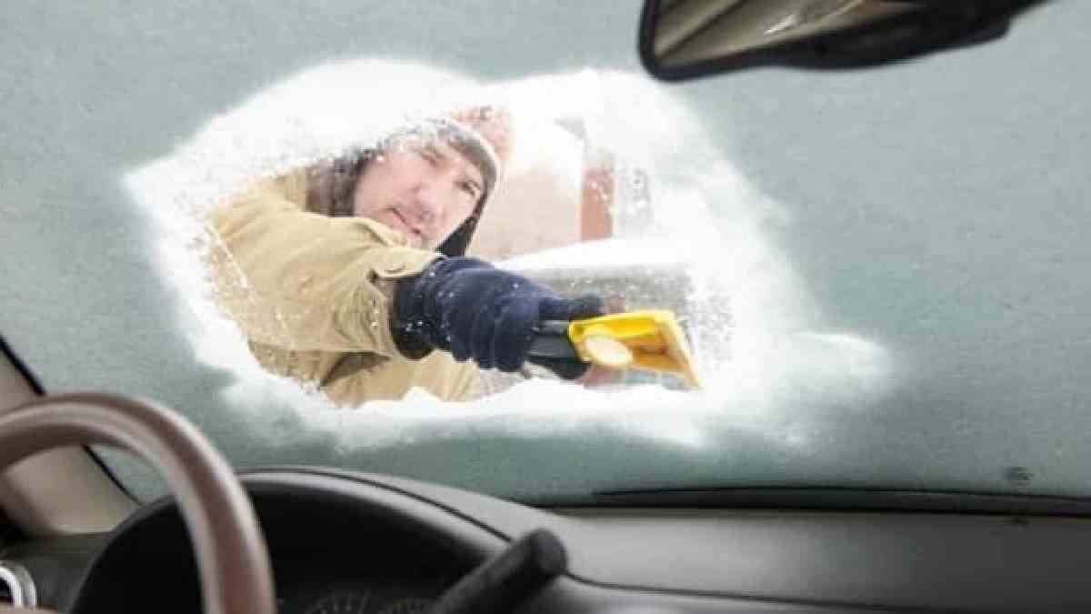 Kışın donan camları temizlemek isterken arabanızın değerini düşürmeyin: Oto tamircisinin önerisine kulak verin!