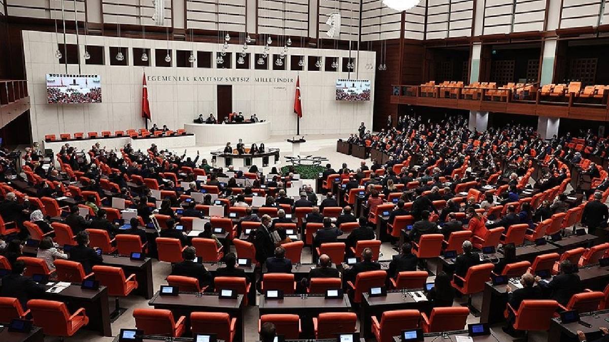 Meclis'te muhalefetin 'okullardaki hijyen', 'kreş', 'kayyum' önergelerine ret