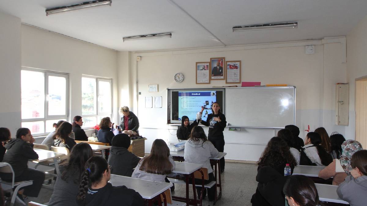 Kartal Belediyesi’nden öğrencilere İlk Yardım Eğitimi