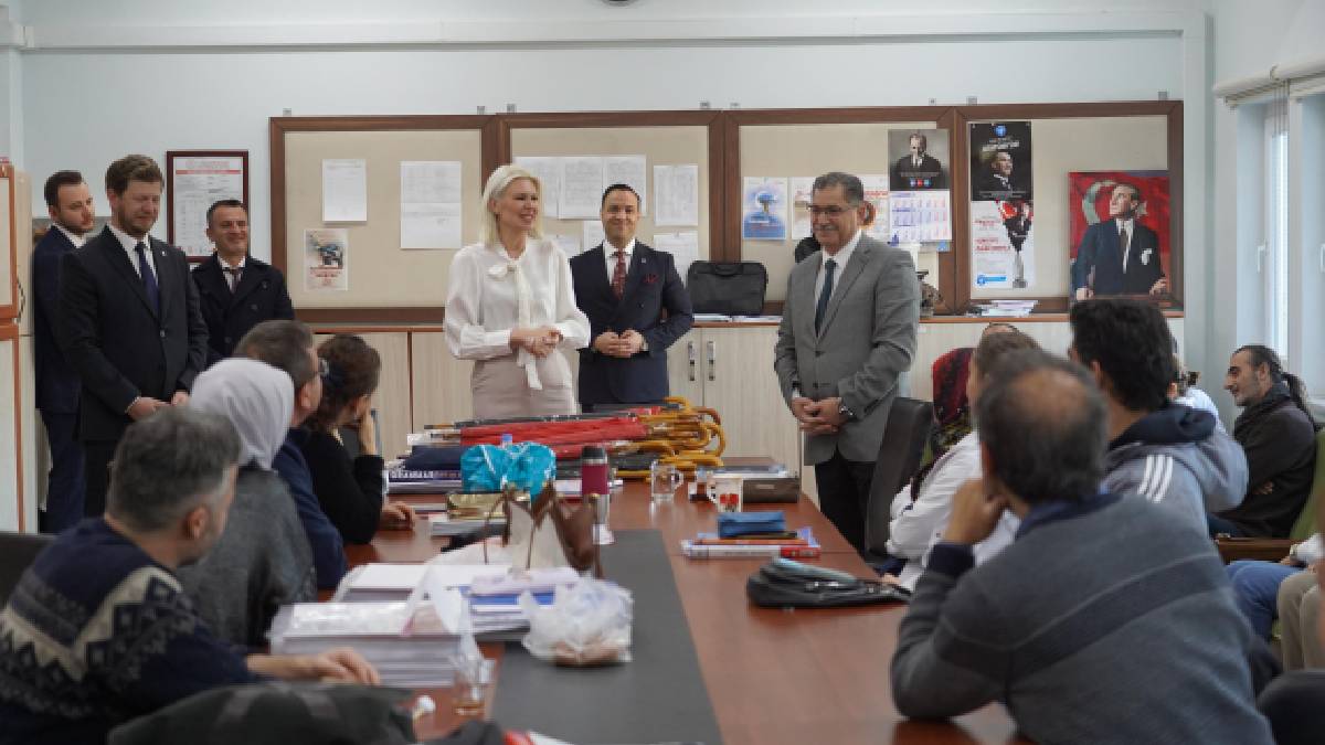 Başkan Subaşı öğretmenleri ziyaret ederek  hediyelerini verdi