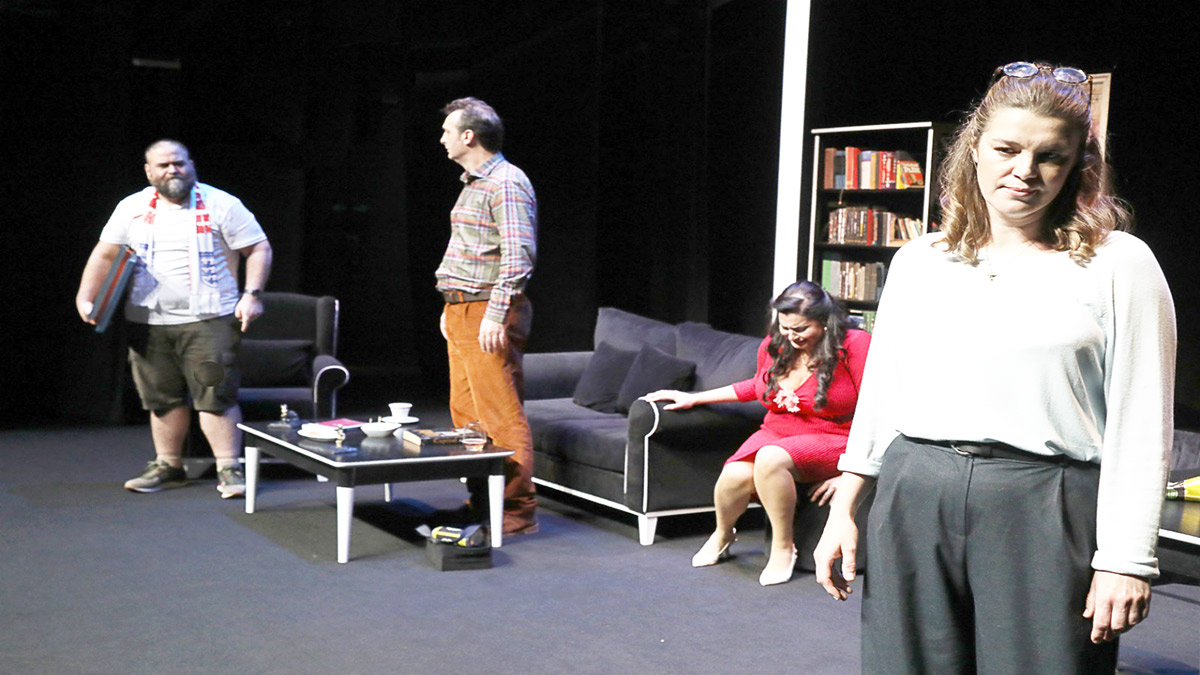 Ekonomik krizin gölgesinde bir sınıf çatışması: Torben Betts’in ‘Yenilmez’ oyunu İBB Şehir Tiyatroları sahnesinde