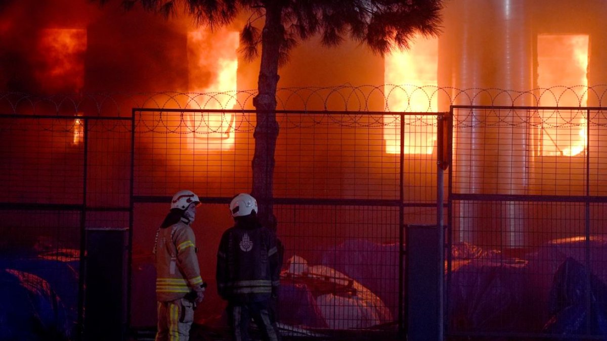 Beylikdüzü'nde fabrika yangını: 5 saattir söndürülemiyor