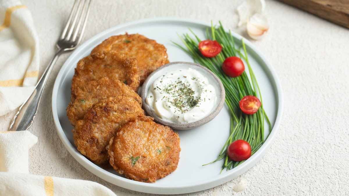 Midenizde şölen olacak! Okuldan gelen çocuğa, işten gelen eşe hemen hazır olan patates köftesi tarifi