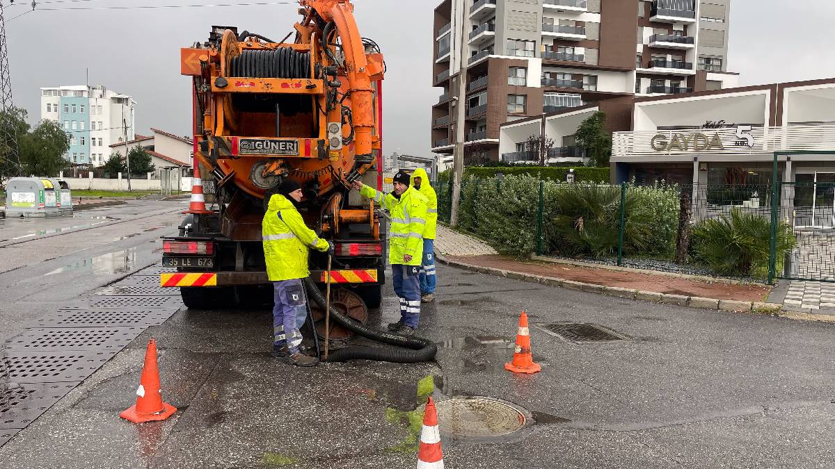 İzmir Büyükşehir Belediyesi 850 personel ve 640 araçla sahada