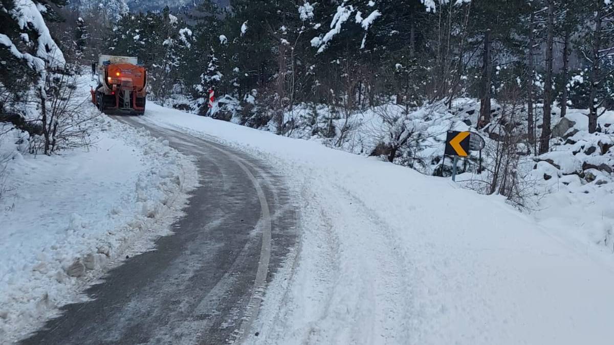 Büyükşehir, karla mücadele çalışmalarını sürdürüyor