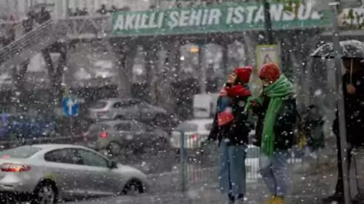 İstanbul'a yılın ilk karı hayırlı olsun! Megakent beyaz gelinliği giydi: O ilçelere lapa lapa kar yağdı