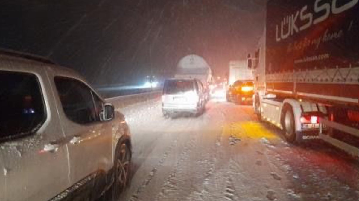Anadolu Otoyolu'nda kar yağışı nedeniyle trafik durdu: Ankara Cankurtaran mevkiinde uzun kuyruklar oluştu