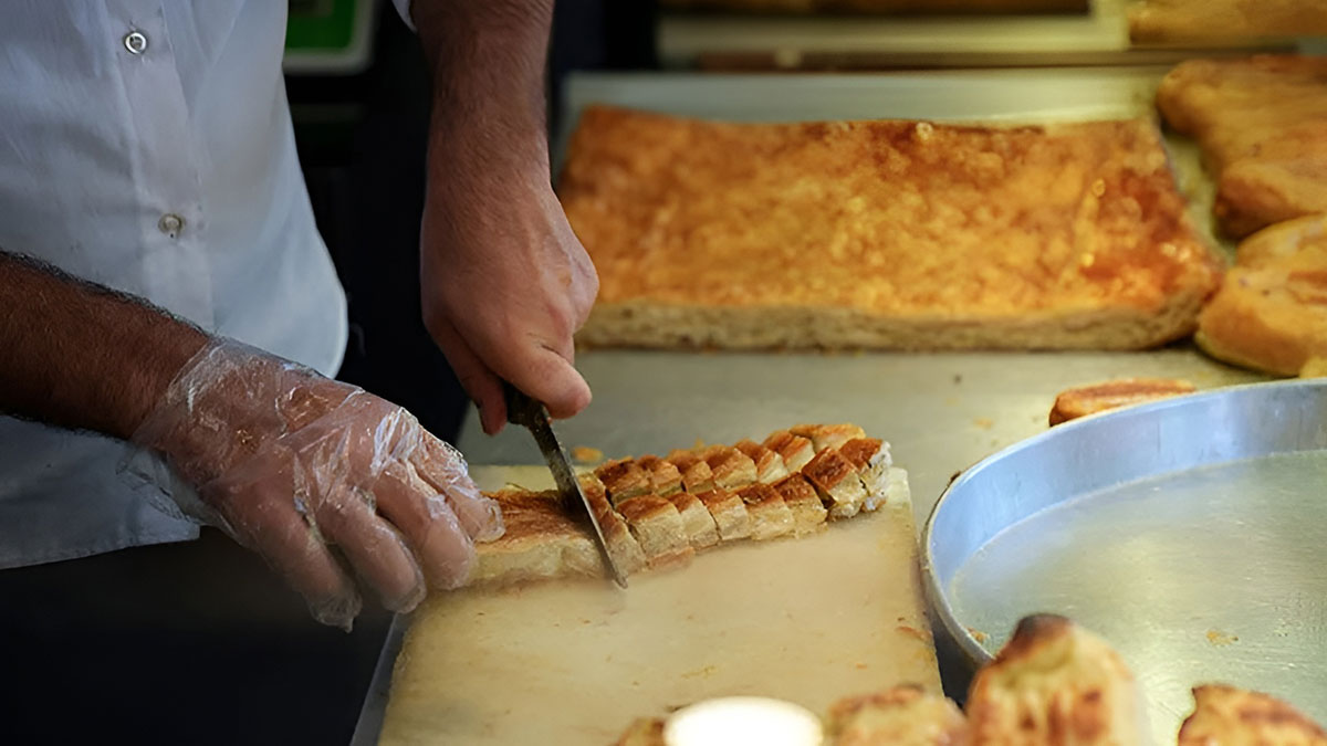 İstanbul Fatih'teki meşhur börekçide 'hileli kıymalı pide' şoku! Bakın kıyma yerine müşterilerine ne yedirmiş...