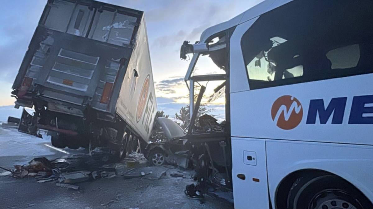 Afyonkarahisar'da biri yolcu otobüsü 3 araç birbirine girdi: 30 kişi yaralandı