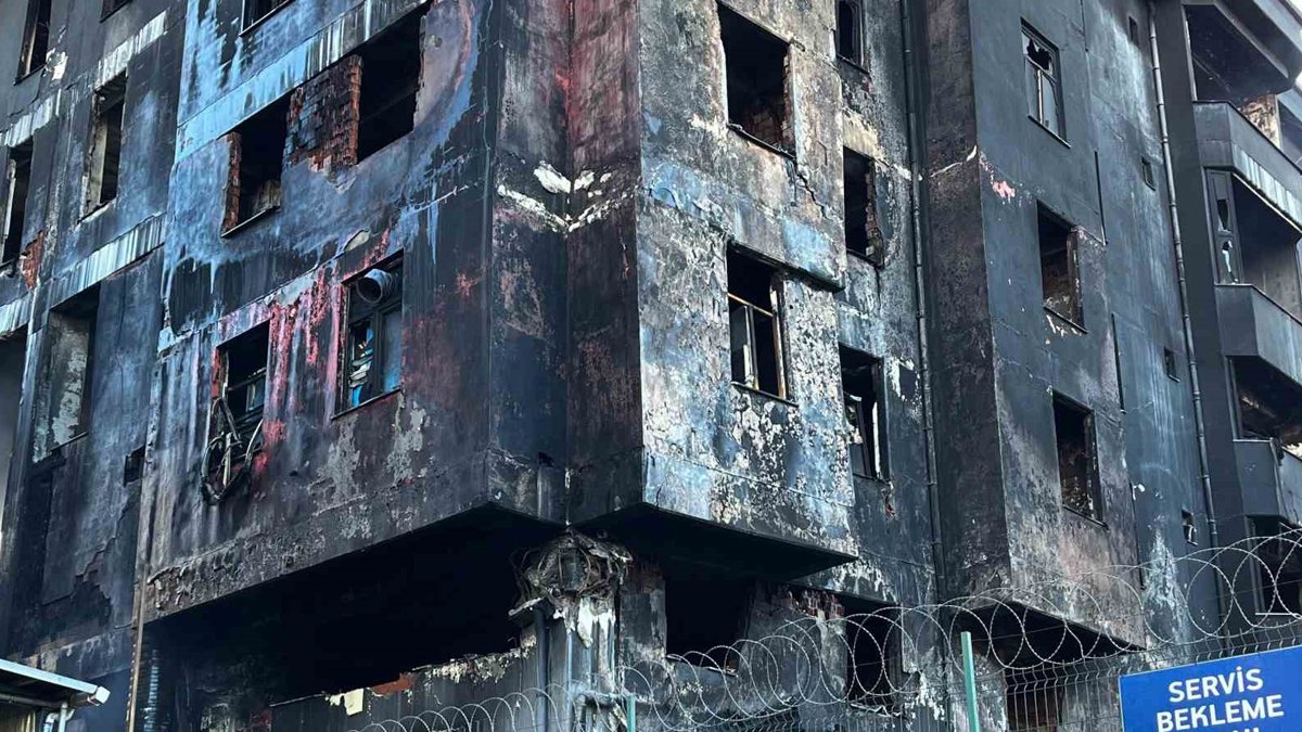 Beylikdüzü'nde yanan fabrikada çökme riski