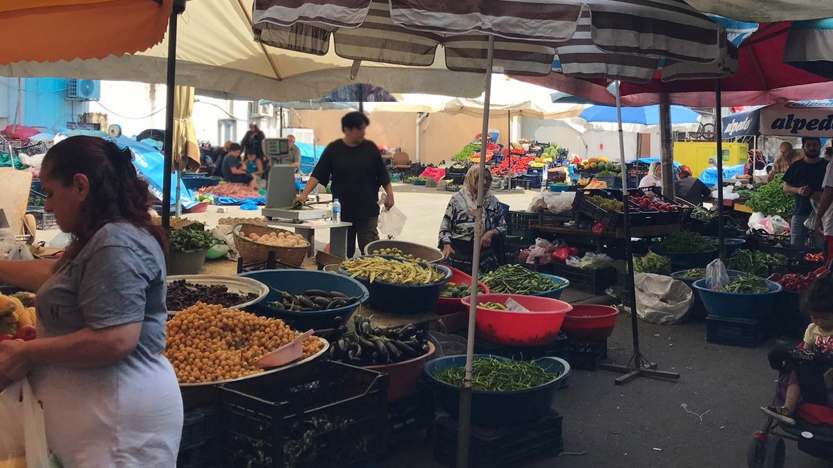 Pazarda indirim nöbeti: 'Akşama kadar bekliyoruz, fiyatları biraz aşağıya çekiyorlar'