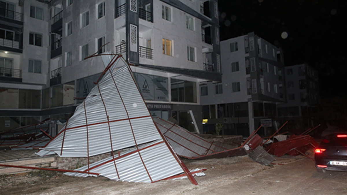 Hatay'da şiddetli rüzgar hayatı felç etti: Bir sitedeki binaların çatıları uçtu