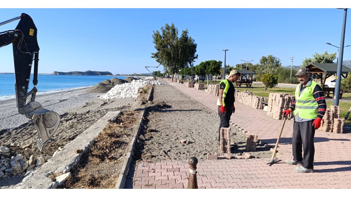 Büyükşehir’den Demre sahilinde istinat duvarı çalışması