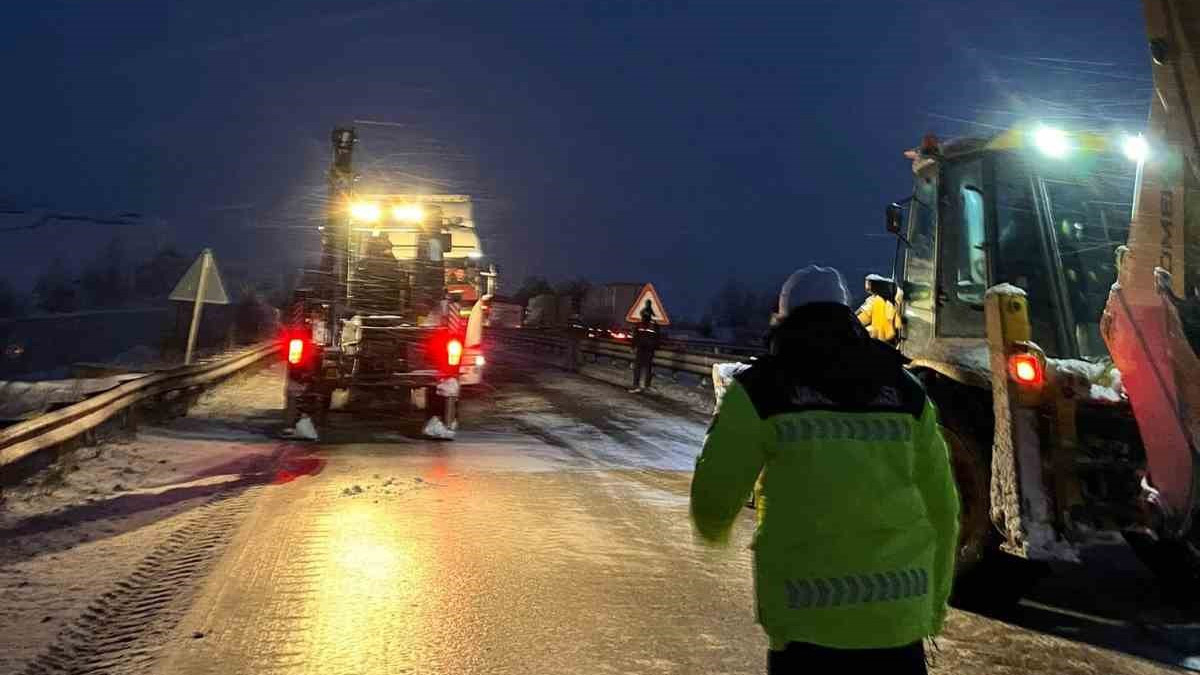 D-100 Karayolu'nda kar engeli: Araçlar yolda kaldı