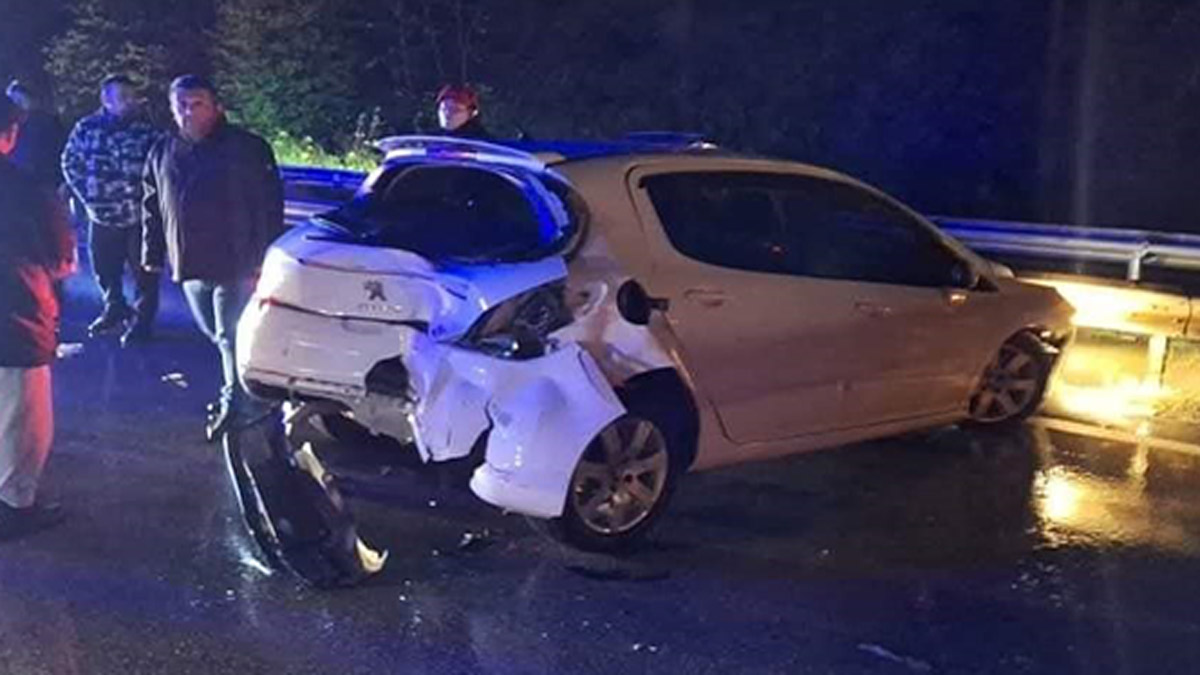 Otomobil, emniyet şeridindeki otomobile çarptı: 2 ölü, 3 yaralı