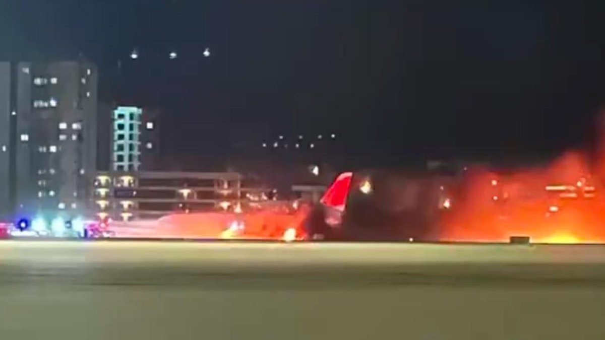 Antalya Havalimanı'nda Rus uçağı yandı: 95 kişi mucizevi şekilde kurtuldu