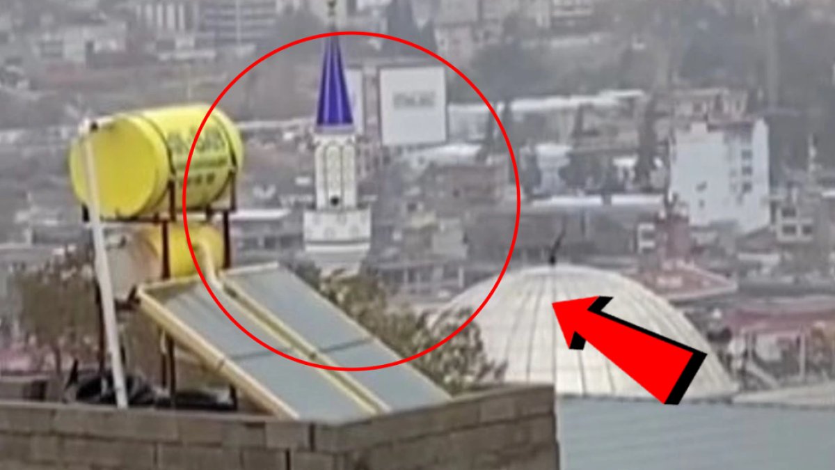 Meteoroloji fırtına uyarısı vermişti! Gün boyu sallanan minare bir anda devrildi: Büyük panik yaşandı