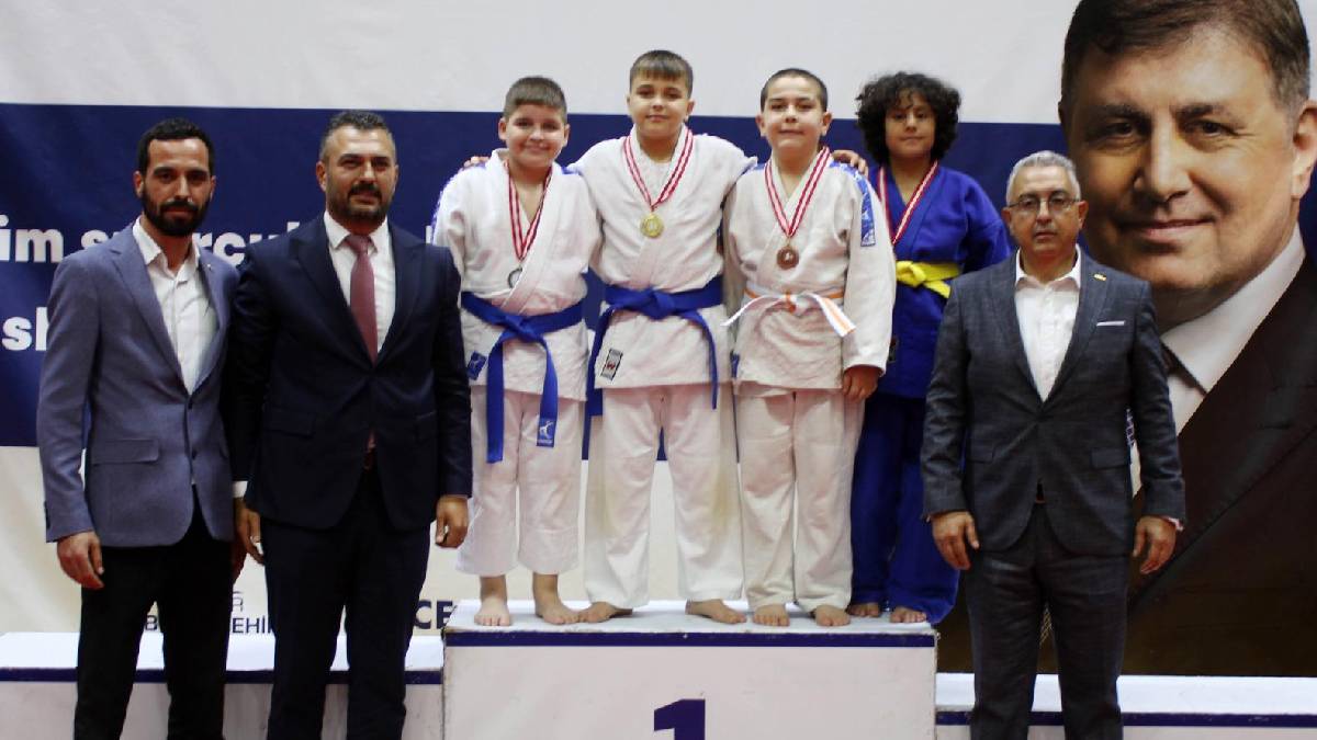 Başöğretmen Atatürk anısına şölen havasında turnuva