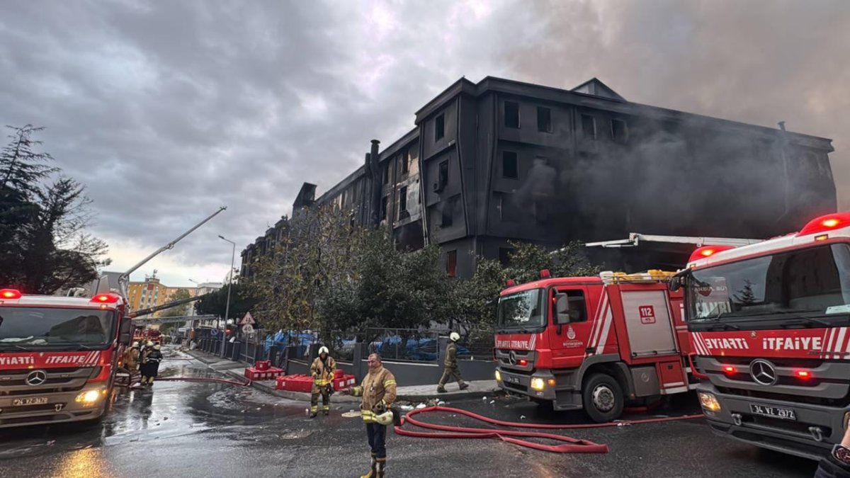 İstanbul Beylikdüzü'nde fabrika yangını: İtfaiye ekipleri müdahaleye devam ediyor