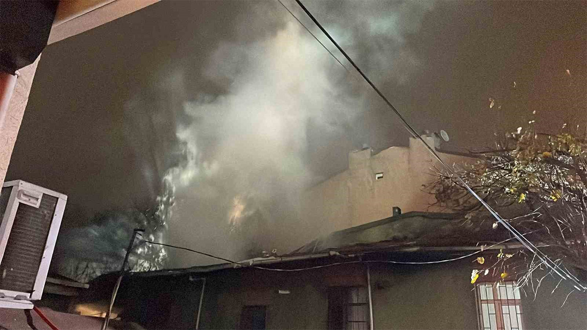 Bağcılar'da gecekonduda çıkan yangın diğer binalara sıçradı