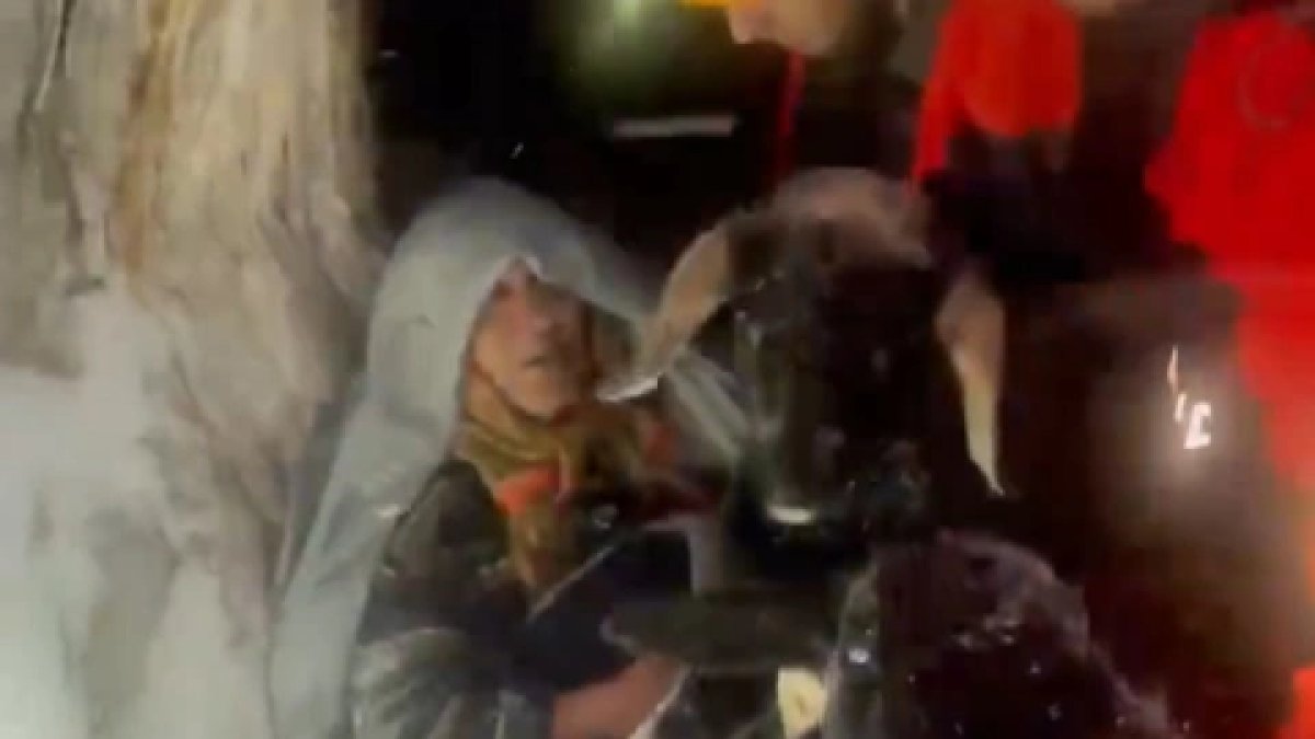 Donmak üzereyken kurtarılan Naciye teyzenin fedakarlığı: Önce kuzularımı kurtarın