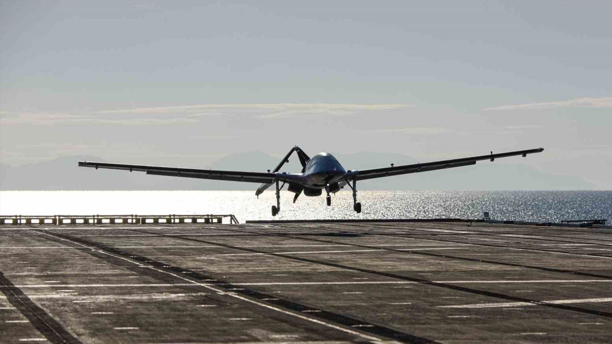 Bayraktar TB3'den tarihi başarı: Kısa pistli bir gemiden iniş kalkış yapan ilk SİHA oldu