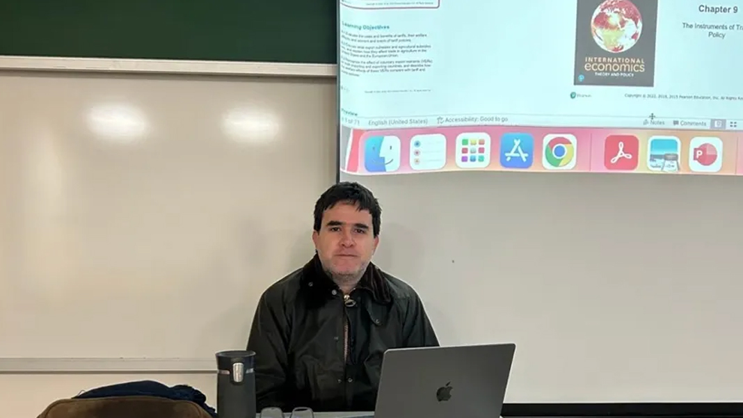 Boğaziçi'nden Prof. Ceyhun Elgin'den 'kalorifer yanmıyor' isyanı: 'International Economics dersimizi çift paltoyla yaptık'