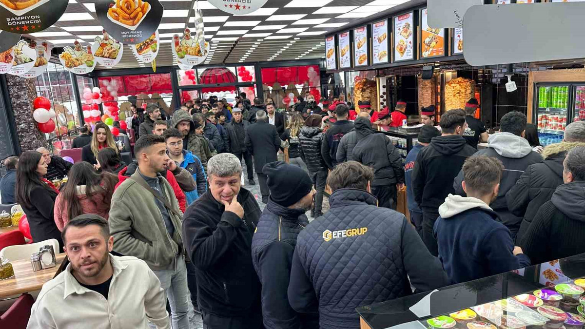 1 TL'ye satılan döner ayran metrelerce kuyruğa neden oldu: 'Böyle kampanya görmemiştik'