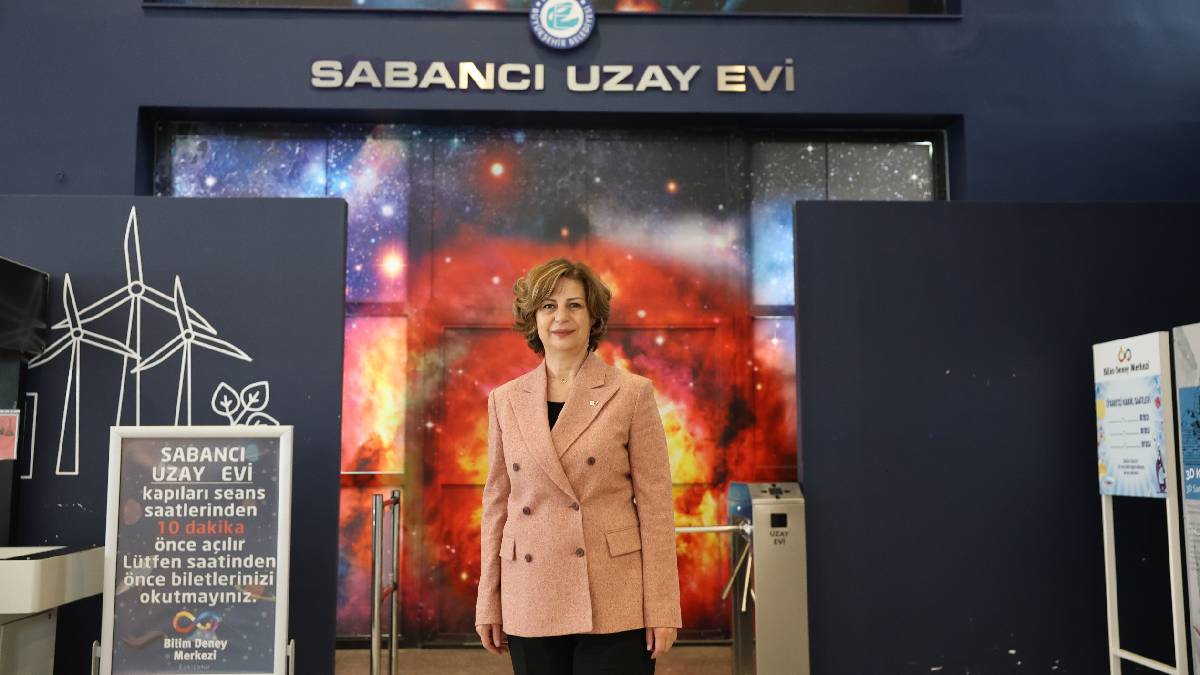 Başkan Ünlüce çocuklarla birlikte evrenin gizemini keşfetti