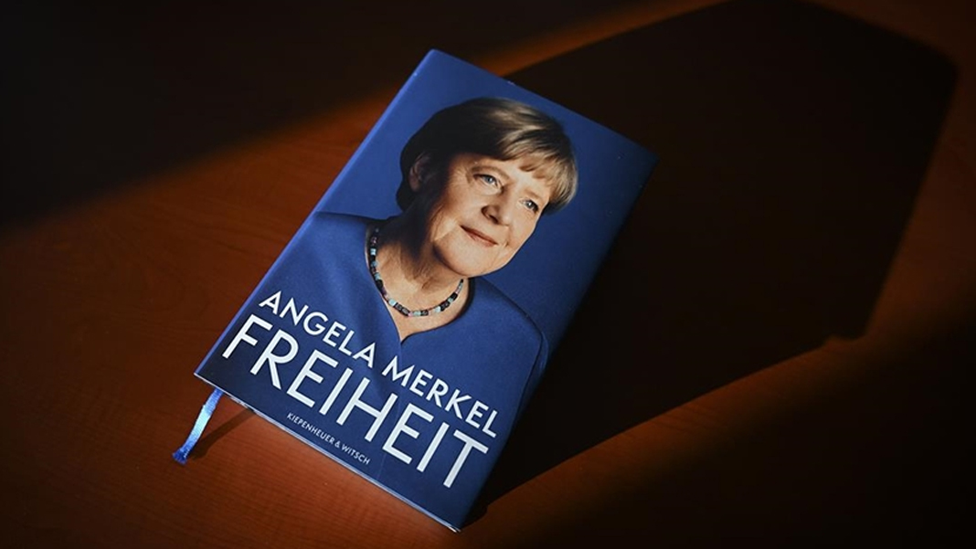 Merkel'in anı kitabında Trum'a eleştiri: Emlak şirketi sahibi bakış açısıyla değerlendiriyor
