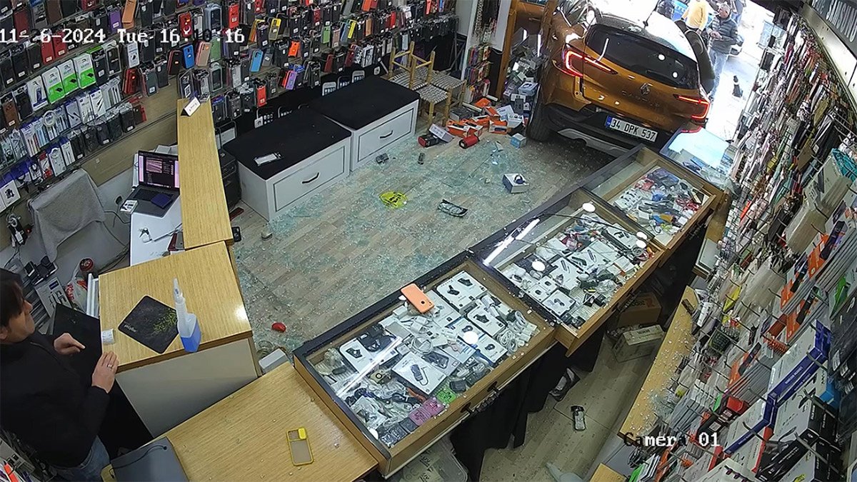 Bodrum’da otomobil telefon mağazasına girdi! O anlar kamerada