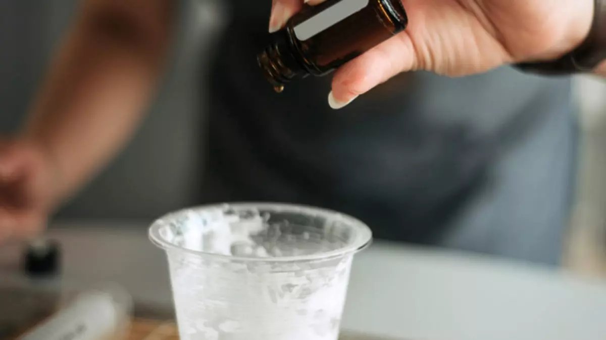 Bebekler, atopik cildi olanlar ve alerjik bünyeliler... Bu yumuşatıcı tam size göre! Hem ekonomik hem doğal: Sadece 3 malzemeyle