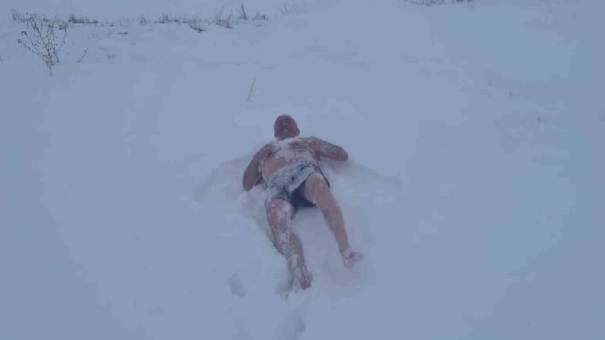 Görenler deli sandı! Eksi 10 derecede kar banyosu yaptı: Titremedi bile, sırrını açıkladı