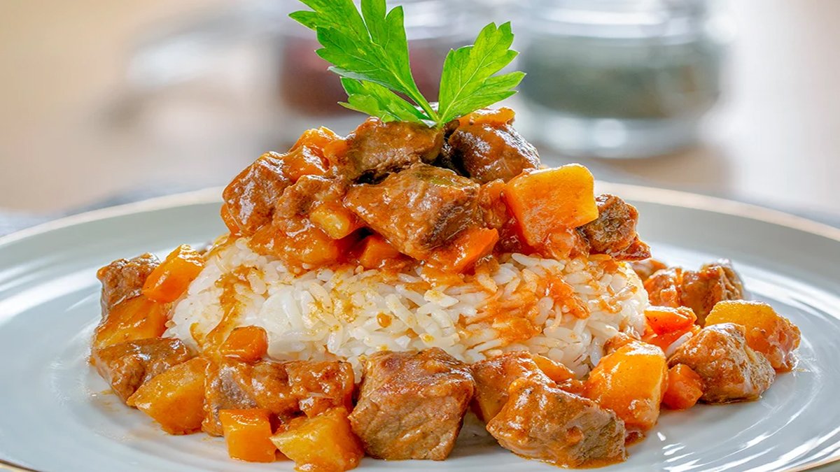 Lokum gibi pişiyor, daha ısırmadan dağılıyor! Lokantaya taş çıkan tas kebabı tarifi... Ünlü şef püf noktasını verdi