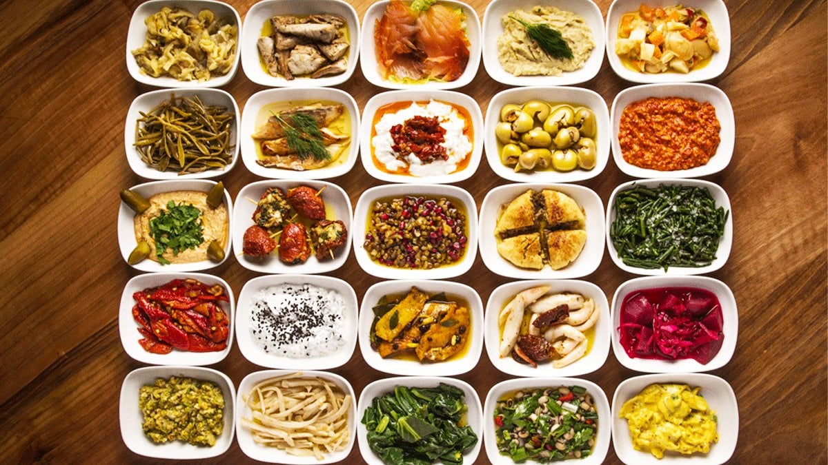 Masaları donatın! En hızlı yapılan 3 meze tarifi: Masayı dolu gösteriyor, parmakları yanında yediriyor